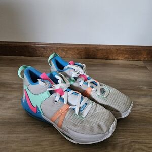 LeBron Witness 7 basketball shoes Size 5